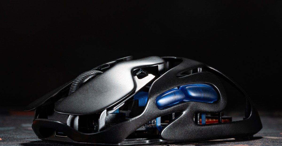ماوس Infinity Mouse Angry Miao عبارة عن فأر ألعاب مع تصميم هيكلي عظمي مستوحى من السيارة