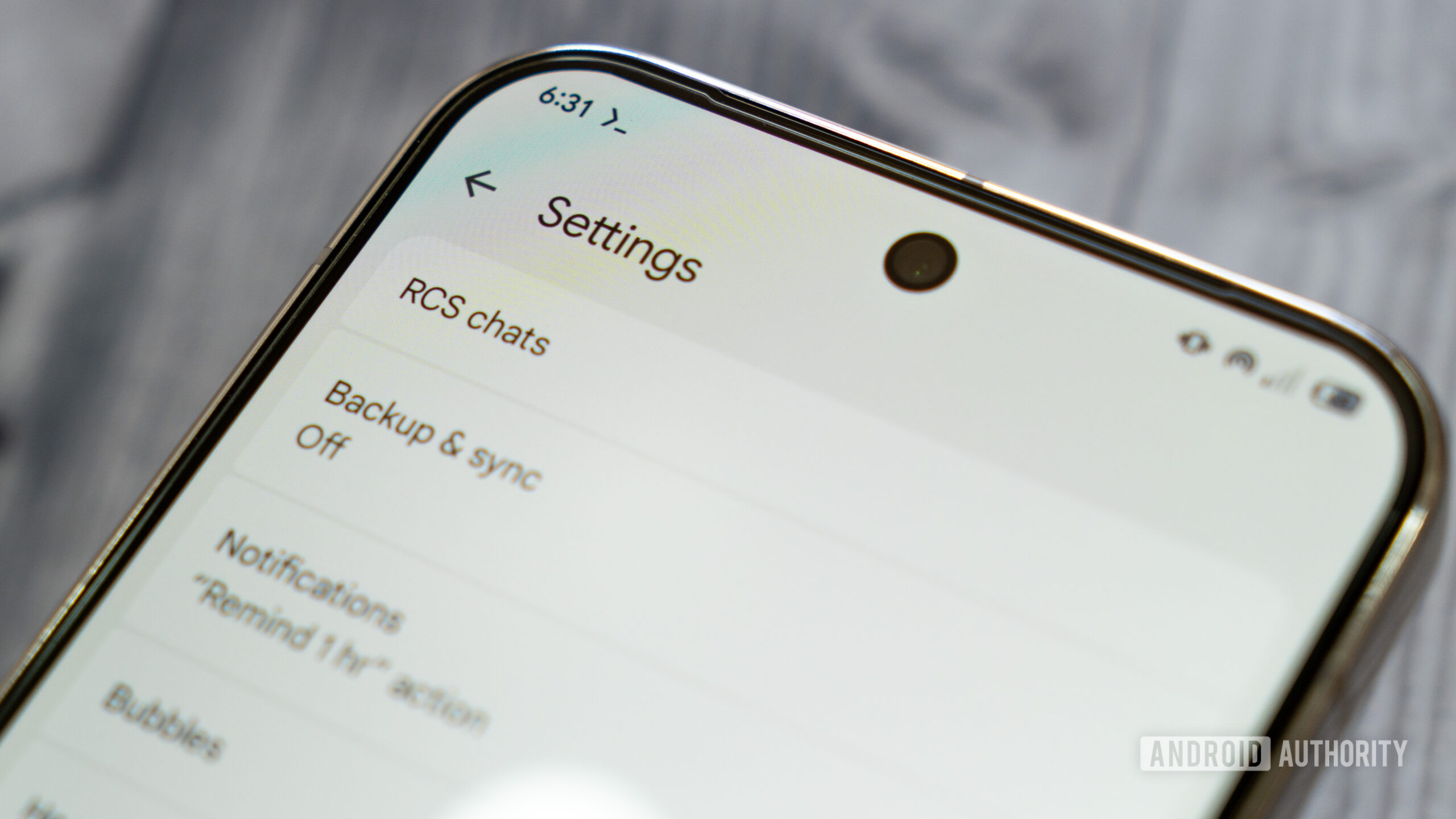 يمكن أن تلتزم رسائل Google قريبًا بمظهر مستوحى من Android 16 (APK teardown)