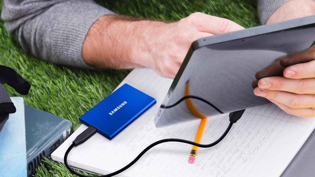 الصفقة: احصل على SSD Samsung T7 2TB T7 لأقل من نصف السعر