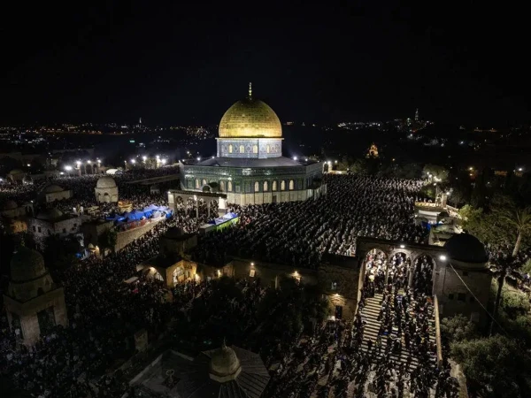 يتجمع الآلاف من الفلسطينيين في مسجد AQSA في الليلة السابعة والعشرين