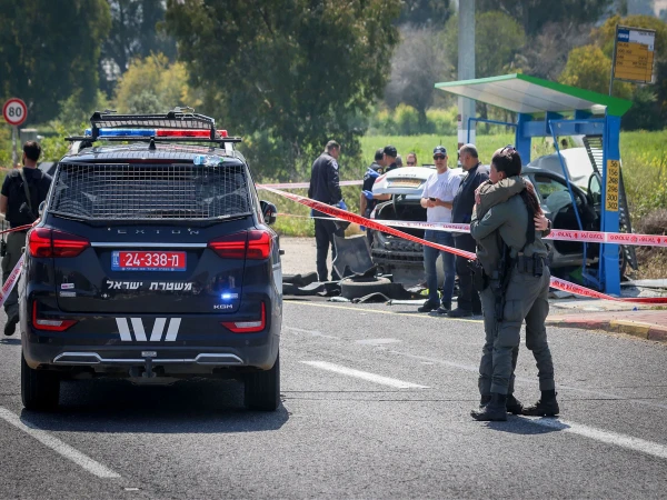هجوم على رجل يرفع سكين في إسرائيل ؛ أطلقت من الجندي إلى المسدس وأطلق النار. قتل واحد