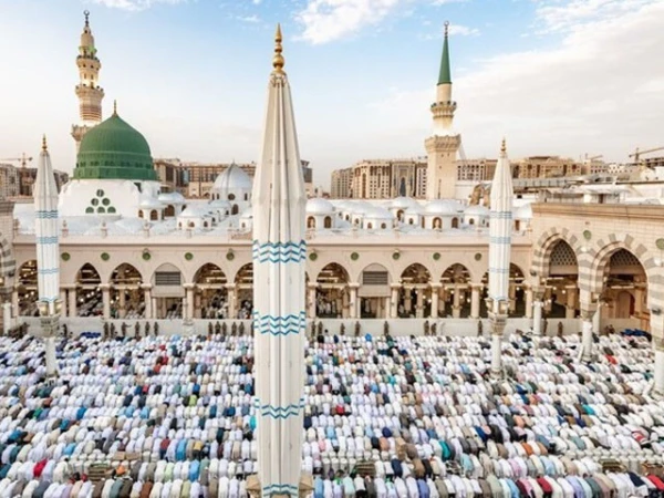 العقد الأول من رمضان. وصول حوالي مليون من المصلين في مسجد النبي