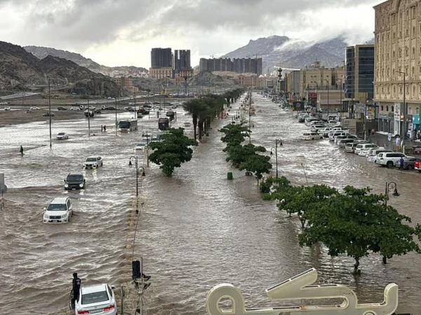 هطولها ، الفيضانات في العديد من المناطق بما في ذلك مكة ، رياده ، المدينة المنورة