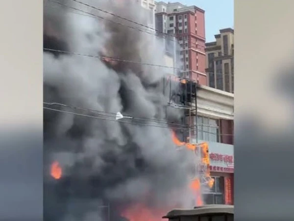 اندلعت حريق خائف في مطعم الصين. 22 ضحايا و 3 إصابة