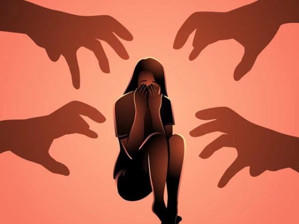 اعتقلت فتاة من العمر 13 عامًا 8 أشخاص ، بمن فيهم أربعة أولاد صغار للاغتصاب لعدة أشهر