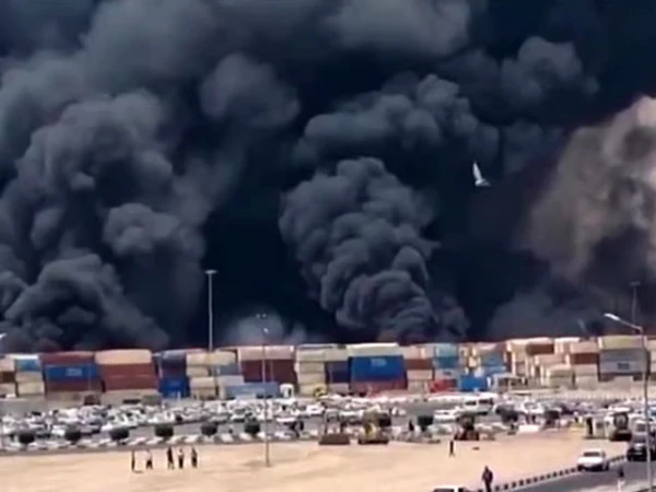 انفجار مروع في ميناء إيران ، يقتل 14 ، ويصيب أكثر من 750
