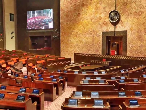 إن الهندي راجيا سبها يوافق أيضًا على مشروع قانون التعديل المثير للجدل ، وينتقد شيف سينا ​​مودي