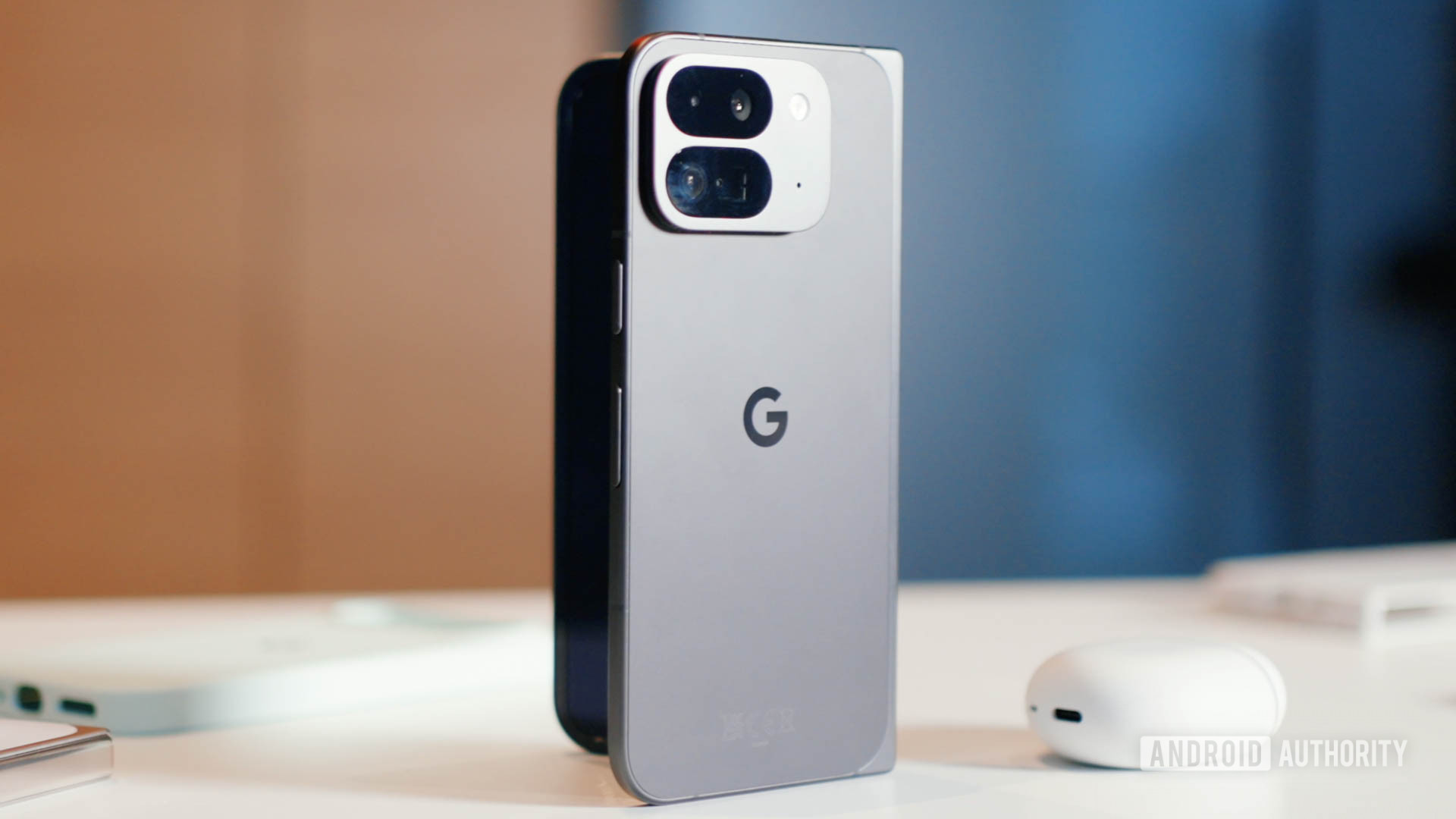 احفظ 300 دولار على طية Google Pixel 9 Pro
