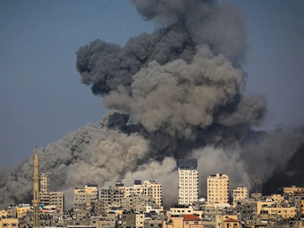 يستمر العدوان العسكري الإسرائيلي في غزة ، 250 شهداء فلسطينيين من القصف