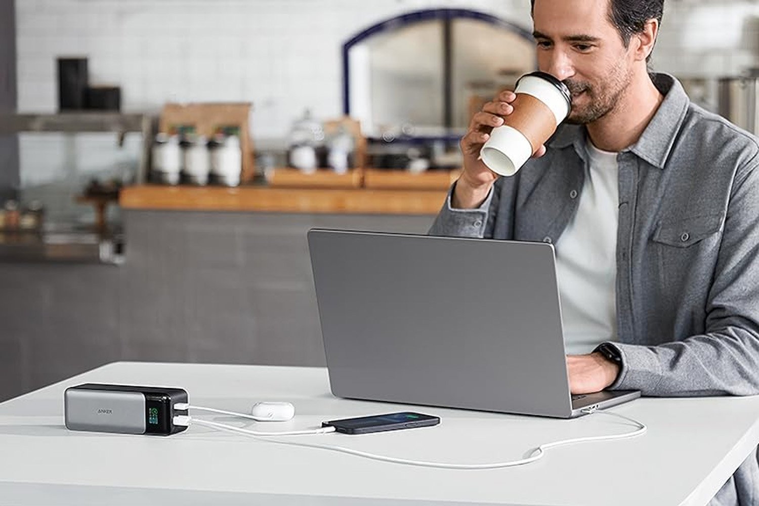 يقع Amazon هذا على ارتفاع 24000 مللي أمبير في ANKER POWER BANK بالقرب من انخفاض قياسي.