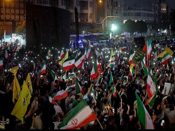 طهران الاحتفال بالانتصار في الحرب ضد إسرائيل ، تحية للجيش في التجمع