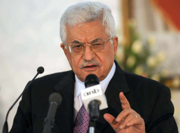 الرئيس الفلسطيني محمود عباس ويترك الحكومة.