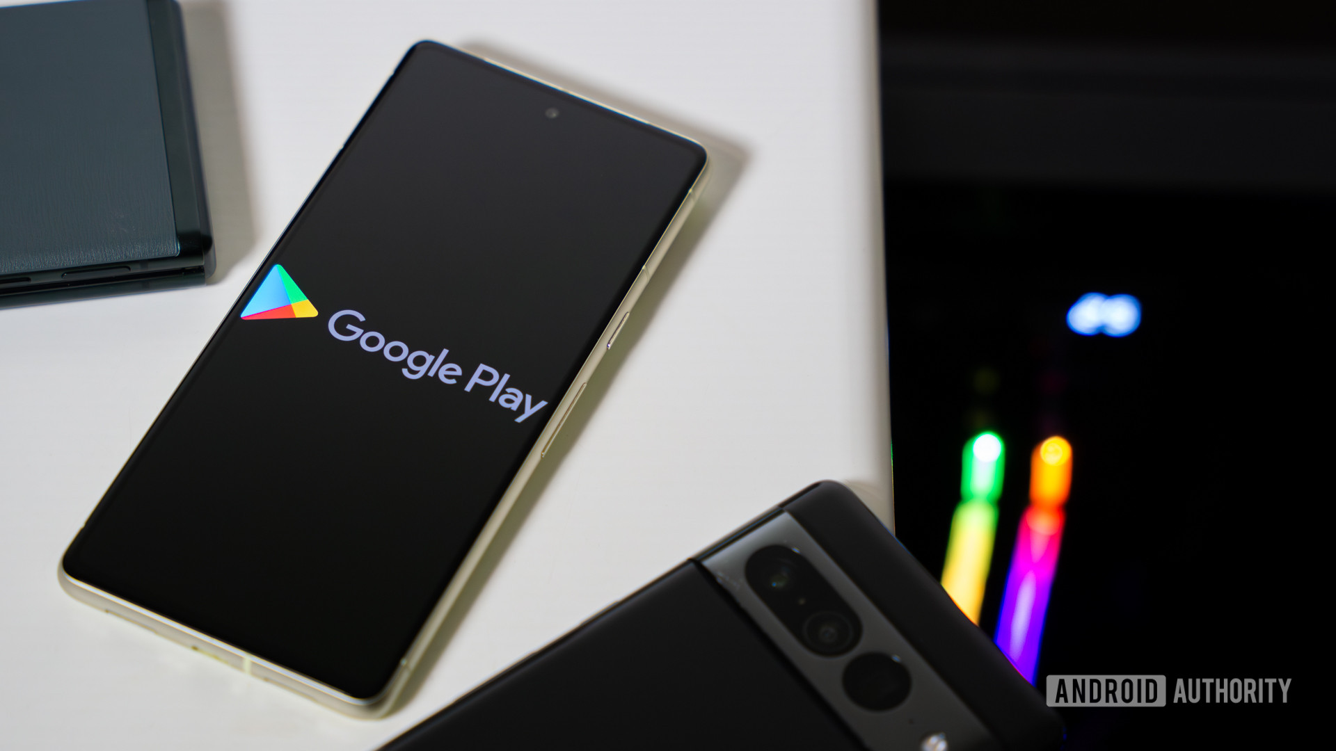فيما يلي كيف سيسهل متجر Play Store تتبع التنزيل (APK Teardown)