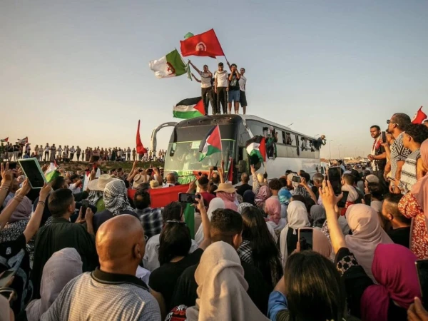 يطلق الآلاف من الأشخاص من 50 دولة “مسيرة غزة العالمية” ضد الفظائع الإسرائيلية