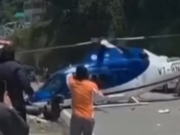 الهبوط في حالات الطوارئ على طريق طائرة هليكوبتر خاصة بسبب عطل فني في ولاية أوتارانتشال الهندية ، الفيديو الفيروسي