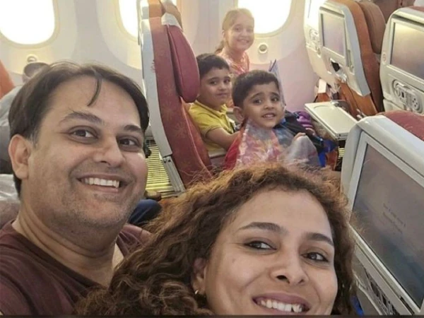 آخر صورة شخصية للزوج الطبيب و 3 أطفال ؛ كانت العائلة بأكملها ذاهب إلى المملكة المتحدة