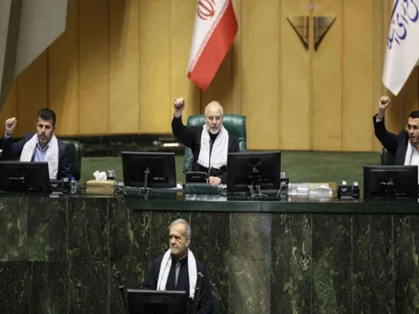 ردد البرلمان الإيراني بشعارات “عيد الشكر الباكستاني”