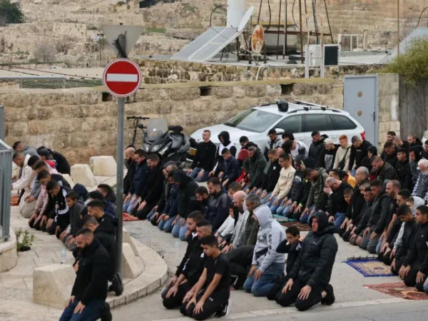 فقط 450 فلسطيني في المسجد سمحوا بصلوات الجمعة. الأغلبية دفعت