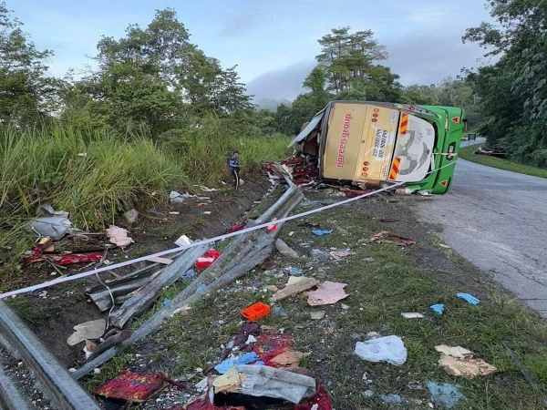 ماليزيا 15 قتل وأصيب 35 بجروح في حادث حافلة عند العودة من عطل العيد ul adha