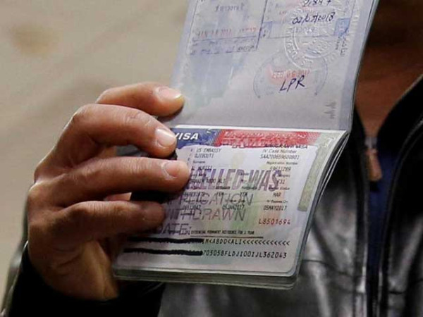 أصدرت وكالة الهجرة الأمريكية تحذيرًا لبطاقة خضراء