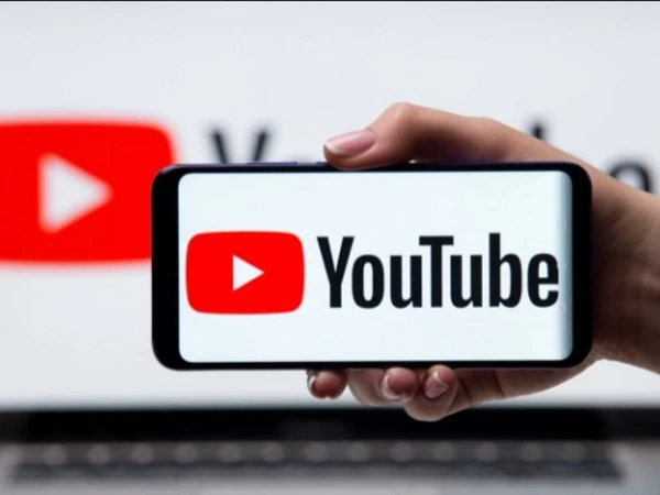 يطلب YouTuber Abrar Qureshi شخصيتين سياسيتين لدفع 2.6 مليون جنيه إسترليني