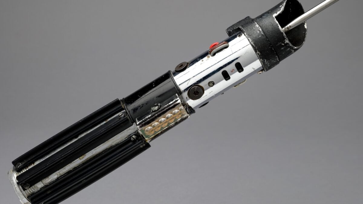 كن سيد الشر مع Lightsaber الفعلي لدارث فيدر (إذا كان لديك 3 ملايين دولار)