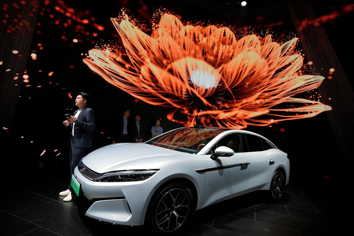 يحذر شي جين بينغ من الاستثمار الصيني في EVS و AI