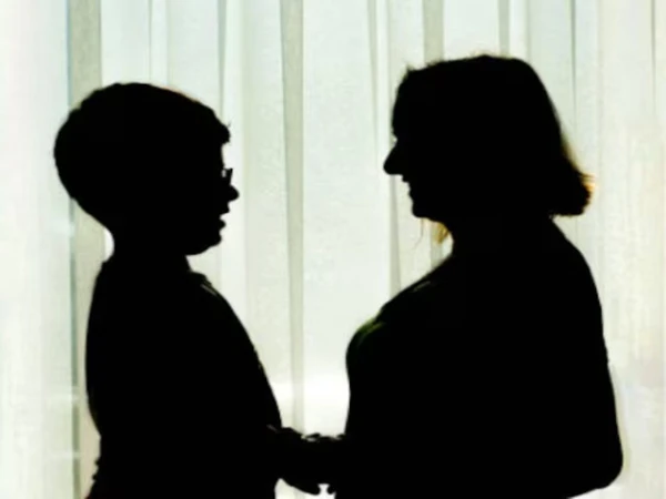 40 سنة ، اعتقلت معلمة أنثى لممارسة الجنس مع طالبة شابة في الهند