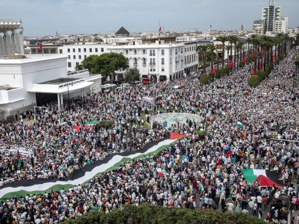 انتقل الآلاف من الناس إلى الشوارع إلى غزة ، ودعوا إلى إنهاء العلاقات الإسرائيلية في المغرب