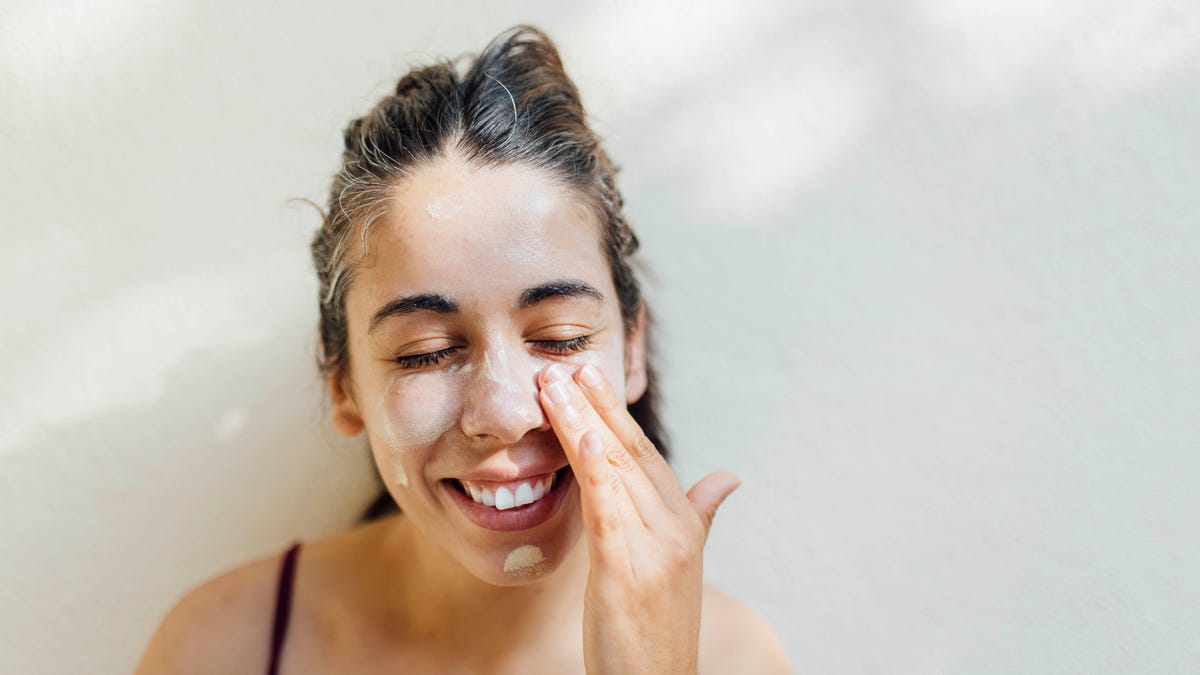 ليست عالية جدًا ، ليست منخفضة جدًا: إليك SPF المثالي الذي تحتاجه هذا الصيف ، وفقًا للخبراء