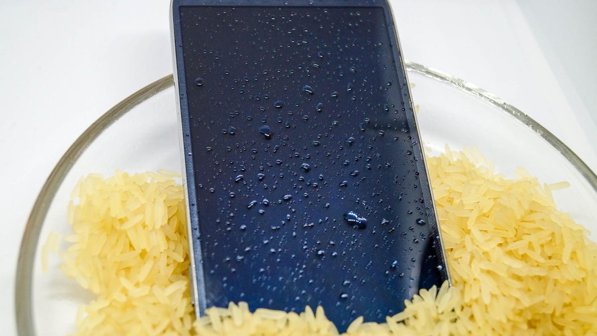 تحذير Apple و Samsung: الحقيقة حول وضع الهواتف الرطبة في الأرز
