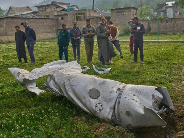 تحطمت الطائرات الهندية في اشتباكات مع Pak Air Force ، ملحق الدفاع الهندي