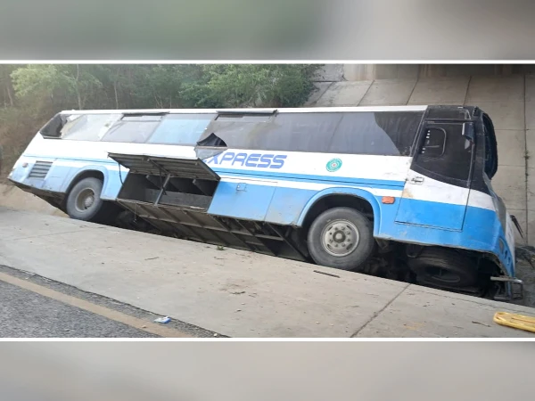 حادث مروع لحافلة سياحية في فيتنام ؛ 10 أشخاص ، بمن فيهم الأطفال