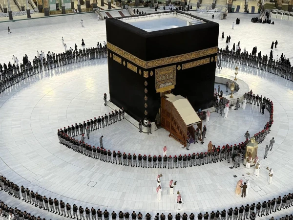 حفل الاستحمام في منزل الكعبة بالماء والورود