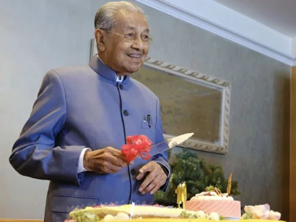 أصبح مهاتير محمد 100 عام. كما تم الكشف عن سر طول العمر