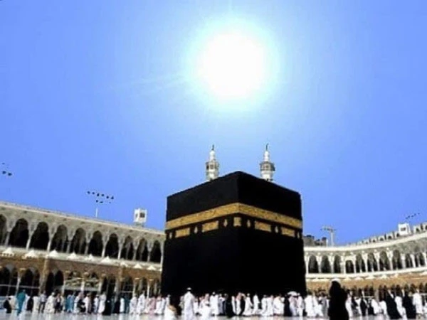 الحدث النادر من الشمس القادمة فوق الكعبة ؛ ردد المسجد من المسجد
