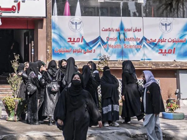 كما أغلقت طالبان صالات التجميل المنزلية في أفغانستان