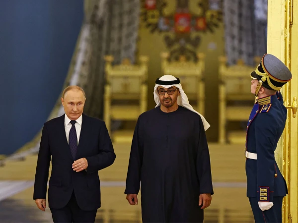 رئيس الإمارات يلتقي روسيا ، بوتين
