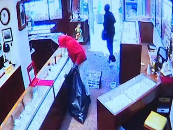 2 مليون دولار سطو مجوهرات في 90 ثانية ، فيديو فيروسي
